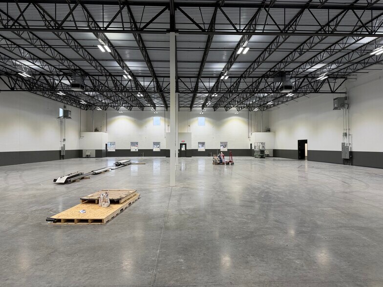 More Photos Of 9863 E US Highway 136, Brownsburg Warehouse For Lease