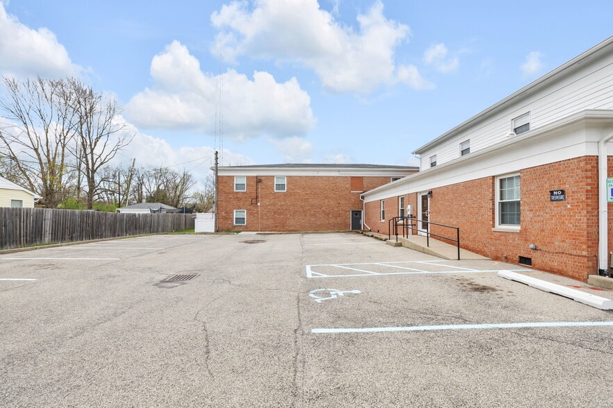 More Photos Of 10455-10499 N College Ave, Carmel Office For Sale