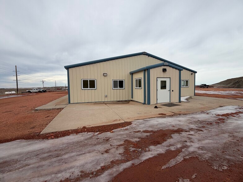 More Photos Of 2114 24th Ave SE, Watford City Warehouse For Sale