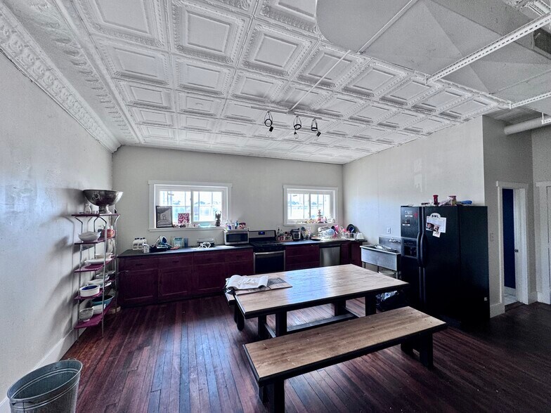 More Photos Of 2 W Side Sq, Macomb Restaurant For Sale