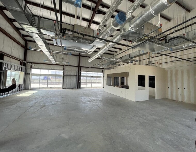 More Photos Of 6800 S Interstate Highway 45, Wilmer Showroom For Lease