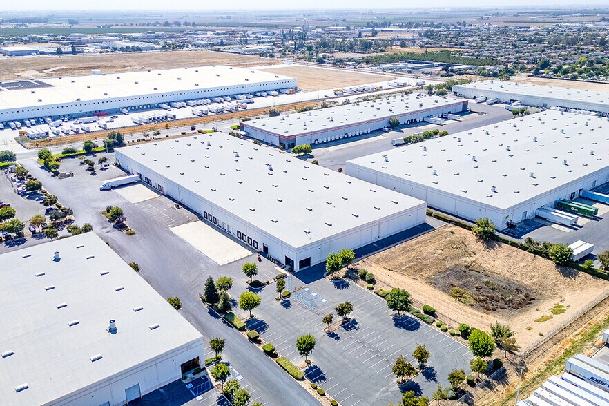 More Photos Of 2247 N Plaza Dr, Visalia Distribution For Lease