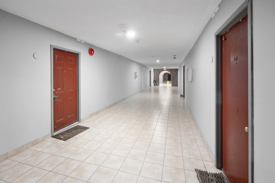 More Photos Of 2024 Dufferin Av, Wallaceburg Apartments For Sale