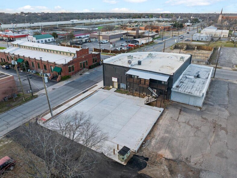 More Photos Of 328-330 W Lamar St, Sherman General Retail For Sale