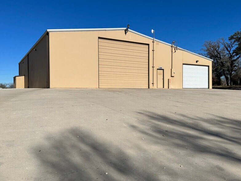 More Photos Of 1808 Barnett Dr, Weatherford Warehouse For Lease