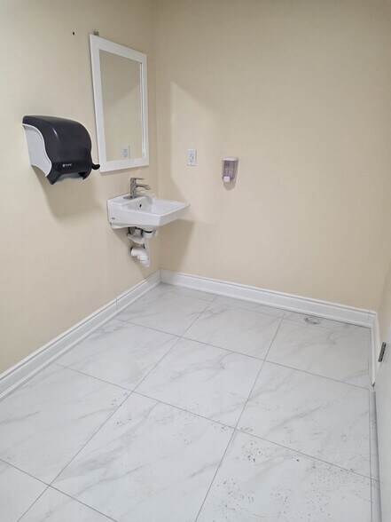 More Photos Of 585 Hanlon Creek Blvd, Guelph Showroom For Lease