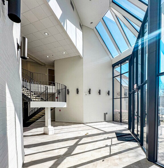 More Photos Of 9000 Cypress Green Dr, Jacksonville Office For Lease