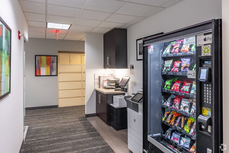 More Photos Of 1325 Avenue of the Americas, New York Coworking Space