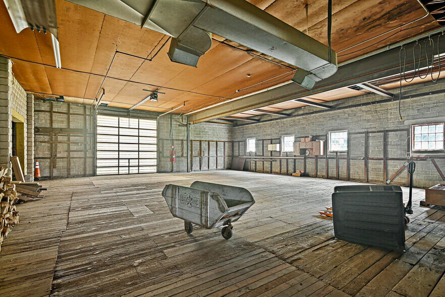 More Photos Of 8106 Intersection Rd, Glen Rock Warehouse For Lease