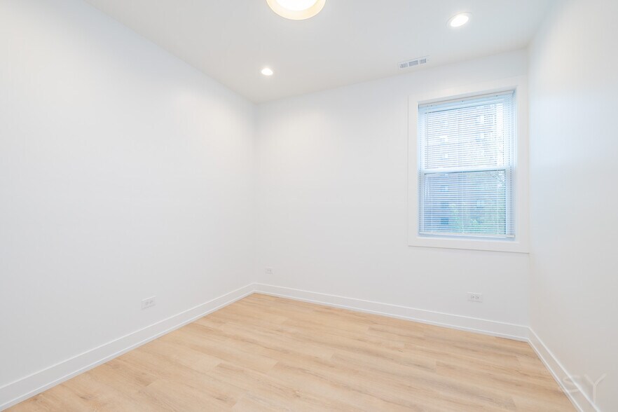 More Photos Of 6050 Eberhart ave, Chicago Apartments For Sale