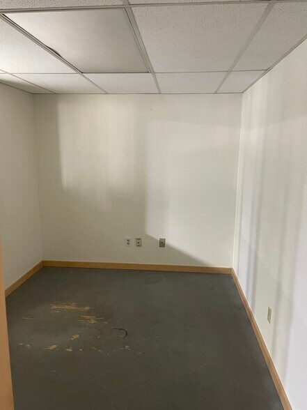 More Photos Of 117 E Commerce Way, Libby Light Distribution For Sale