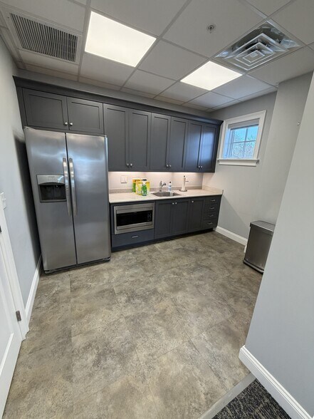 More Photos Of 670 Boston Post Rd, Madison Office For Lease