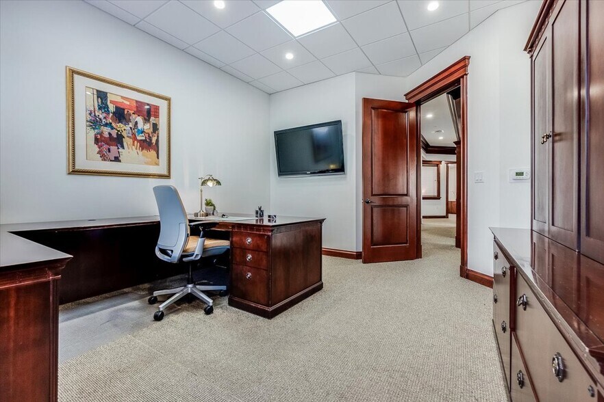 More Photos Of 599 9th St N, Naples Office For Sale
