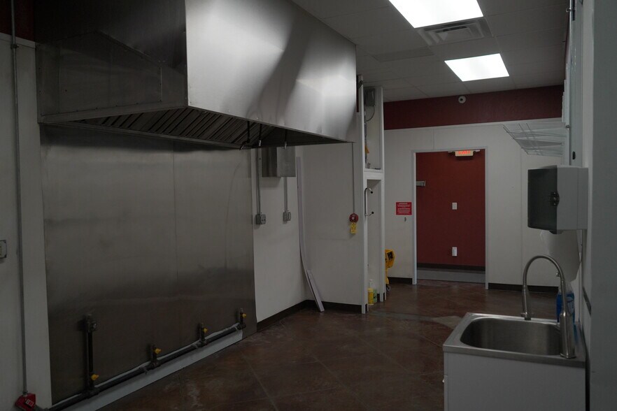 More Photos Of 816 W Fairview Ave, Carthage Showroom For Lease