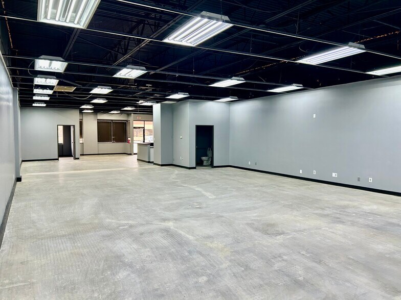 More Photos Of 12035 Shiloh Rd, Dallas Showroom For Lease