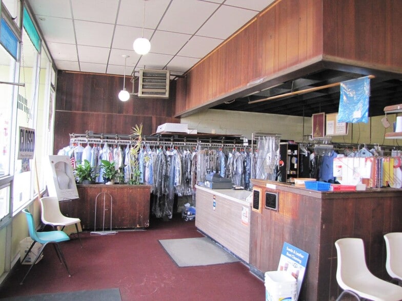 More Photos Of 97 Portsmouth Ave, Exeter Freestanding For Sale