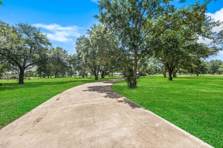 More Photos Of 32956 Londonderry Dr, Waller Warehouse For Sale