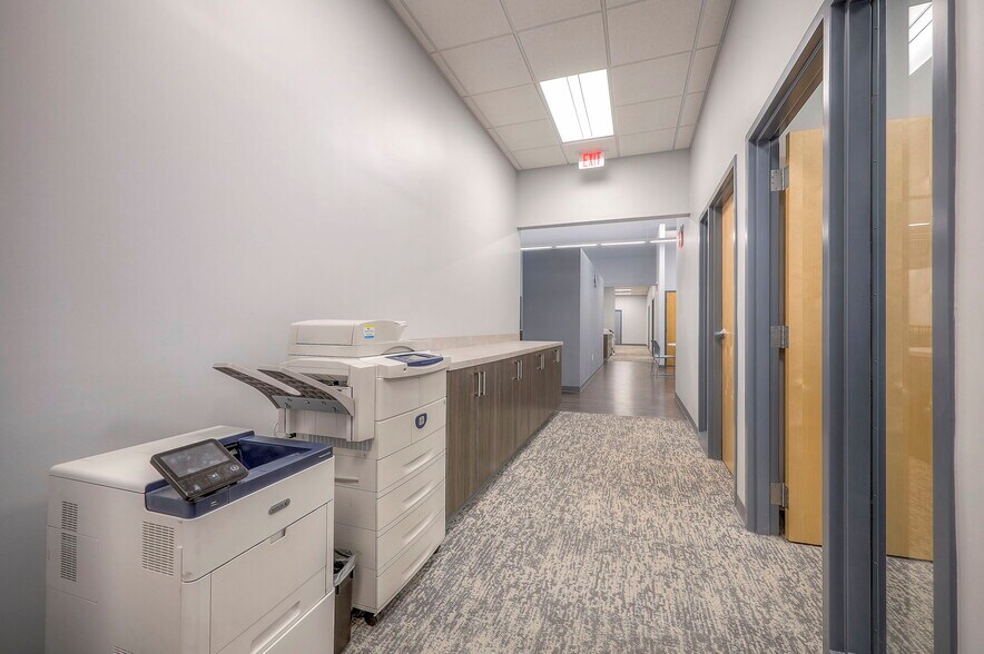 More Photos Of 5821 NW 72nd St, Kansas City Office For Lease
