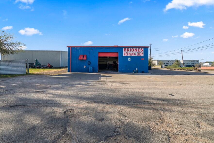 More Photos Of 1201 Preston Ave, Pasadena Auto Repair For Sale