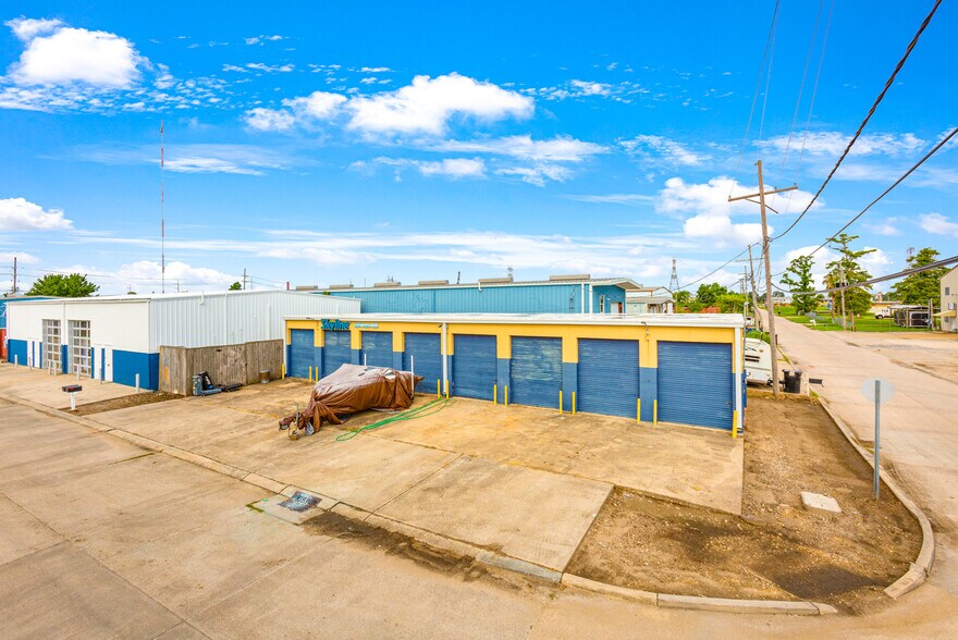 More Photos Of 4004-4002 Laviosier St, Chalmette Warehouse For Sale