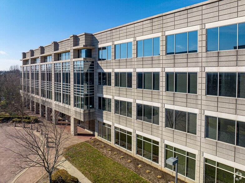 More Photos Of 4801 Olympia Park Plz, Louisville Office For Sale