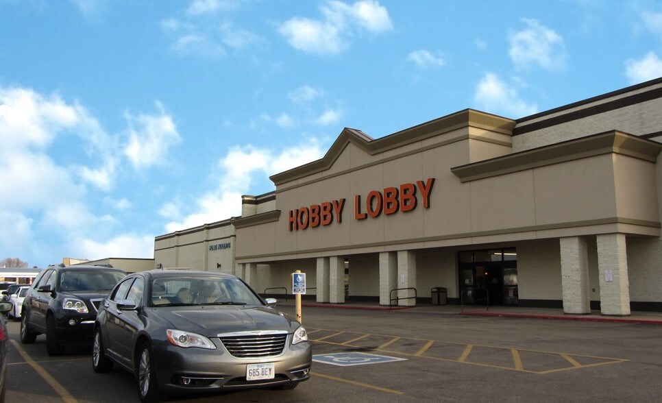 More Photos Of 3335 E Agency St, Burlington General Retail For Lease