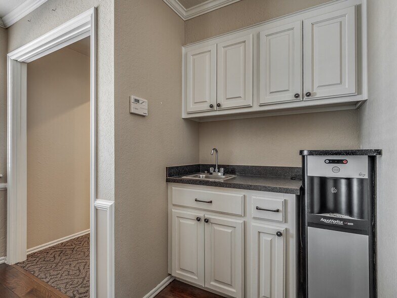 More Photos Of 525 Tower Dr, Moore Office For Lease