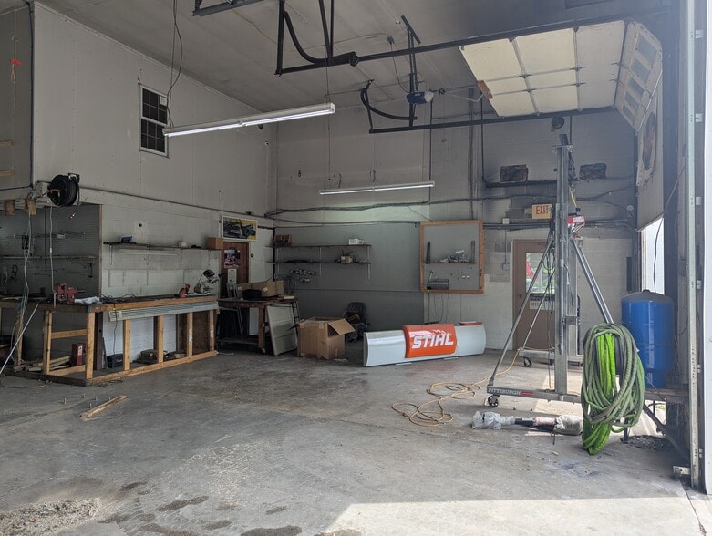 More Photos Of 14367 Lincoln Hwy, Everett General Retail For Sale