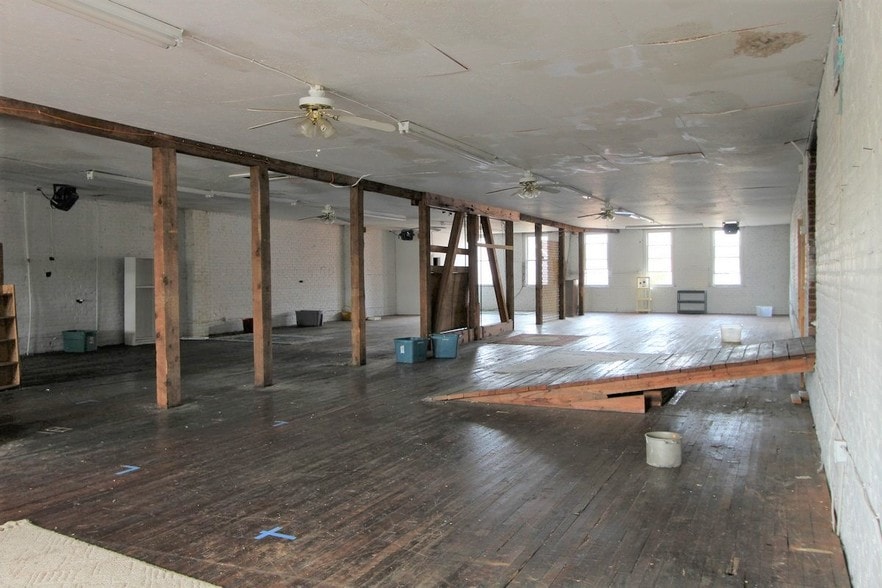 More Photos Of 1850 Church St, Appomattox Bar For Sale