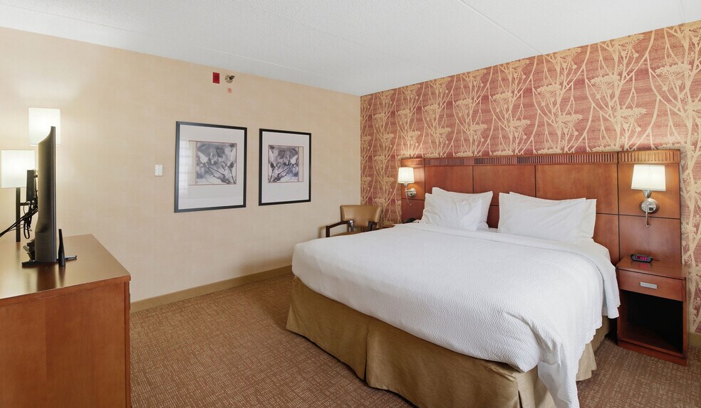 More Photos Of 100 West Algonquin Rd, Arlington Heights Hotel For Sale