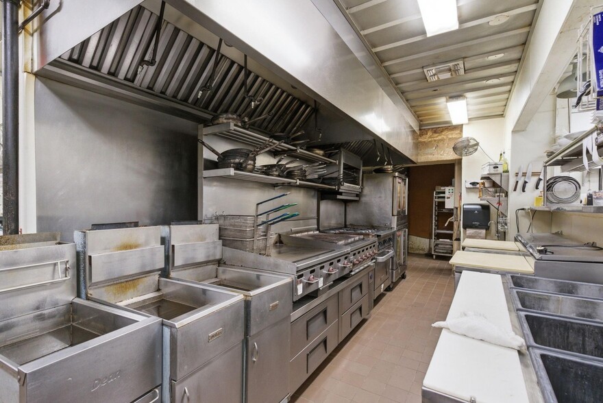 More Photos Of 103 N Pecan St, Hico Hotel For Sale