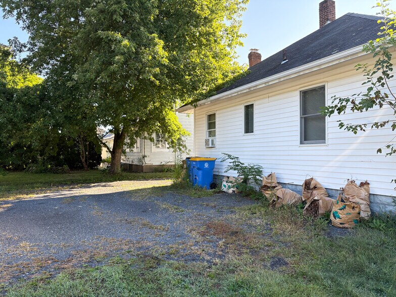 More Photos Of 417 Albany Ave, Kingston Office For Sale