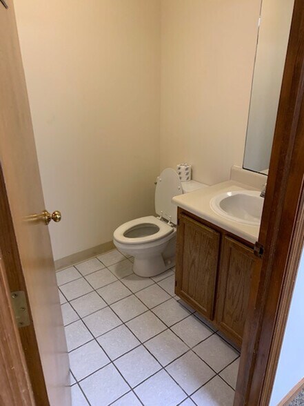 More Photos Of 6111-6117 Maxtown Rd, Westerville Warehouse For Lease