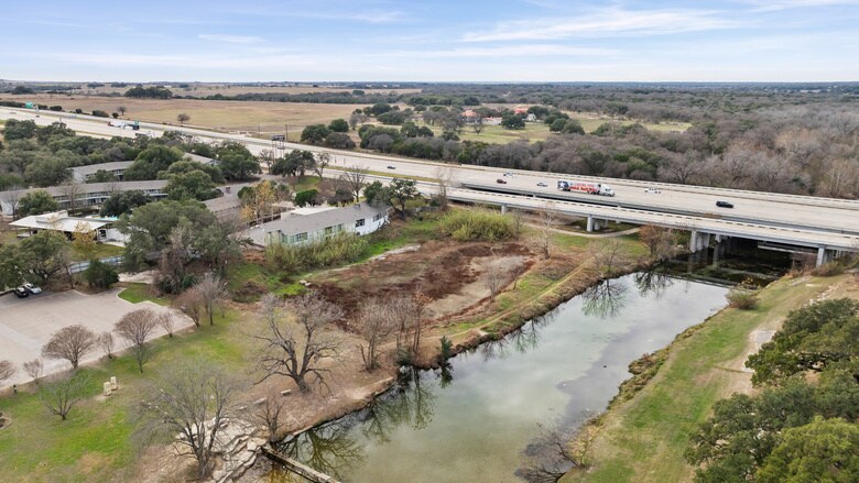 More Photos Of 401 S Stagecoach Rd, Salado Office For Sale