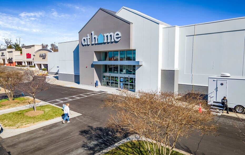 More Photos Of 9905-10101 E Independence Blvd, Matthews Unknown For Lease