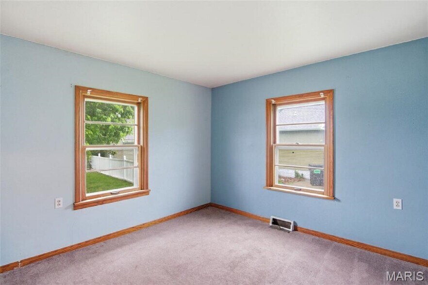 More Photos Of 5912 N Belt W, Belleville Flex For Sale