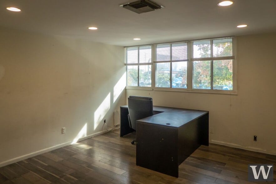 More Photos Of 10835-10841 Santa Monica Blvd, Los Angeles Office For Lease