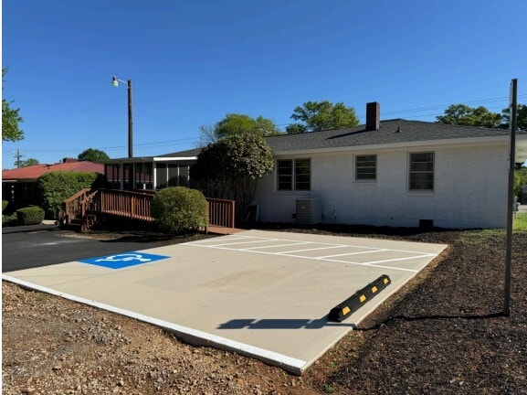 More Photos Of 715 NE Main St, Simpsonville Freestanding For Lease