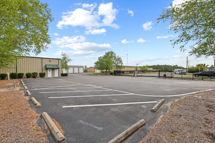 More Photos Of 202 Transcom Ct, Wilmington Self Storage For Lease