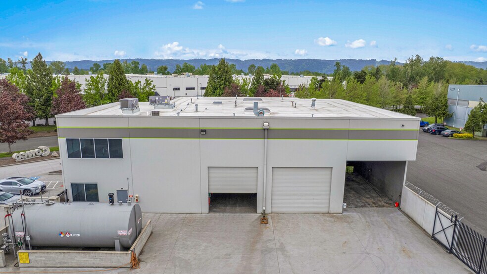 More Photos Of 7025 N Leadbetter Rd, Portland Service For Lease
