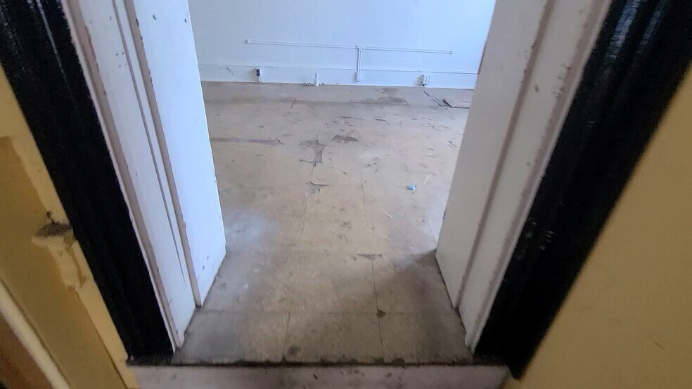 More Photos Of 400 S Main St, Emporia Restaurant For Lease