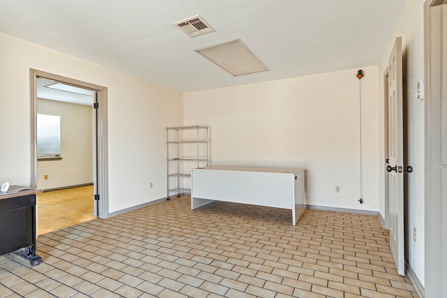 More Photos Of 105 W Walnut St, Hillsboro Flex For Sale