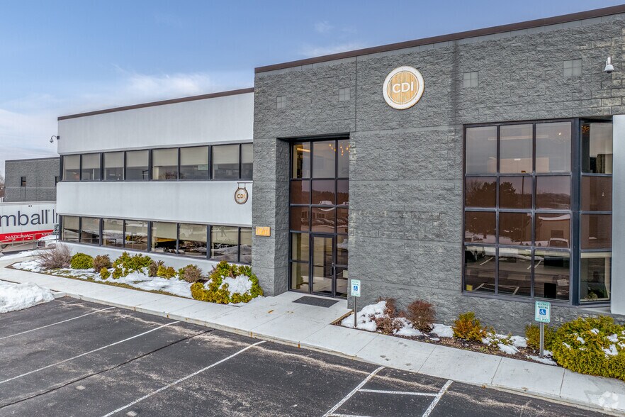 More Photos Of 1711 Paramount Ct, Waukesha Warehouse For Lease