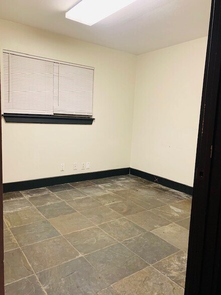 More Photos Of 1120 W 15th 1/2 St, Houston Loft Creative Space For Lease