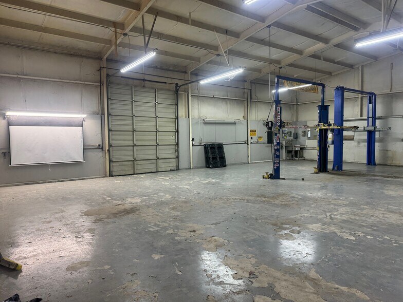 More Photos Of 6444 E Lone Oak Rd, Valley View Storefront Retail Office For Sale