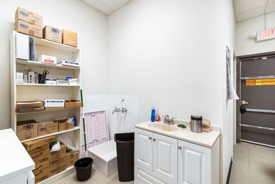 More Photos Of 1919 Wirt Rd, Houston Freestanding For Lease