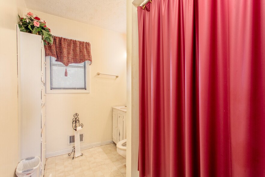 More Photos Of 1367 SW Highway 138, Riverdale Office For Sale