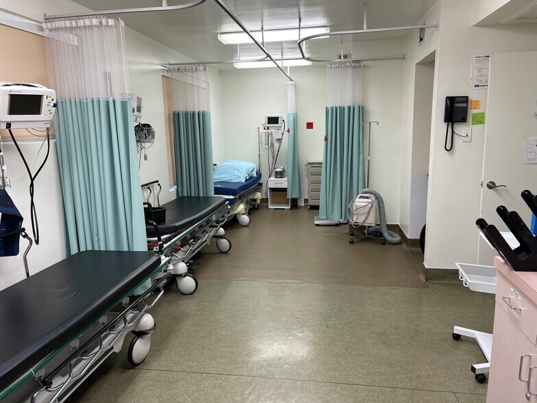 More Photos Of 10866 Riverside Dr, North Hollywood Hospital For Lease