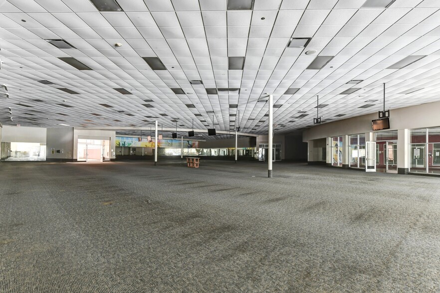 More Photos Of 4340 Lincoln Hwy, Matteson Health Club For Sale