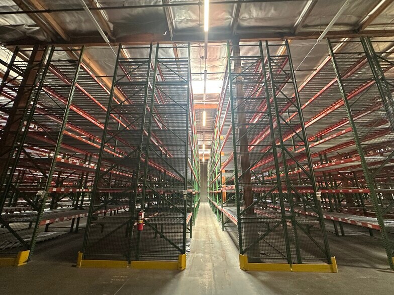 More Photos Of 9515 Stone Ave N, Seattle Warehouse For Lease